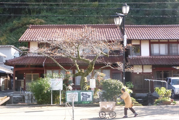 醒ヶ井風景 おばあさん