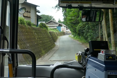 田舎のバスは突っ走る