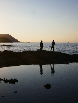 海辺の釣り人、そしてカップル