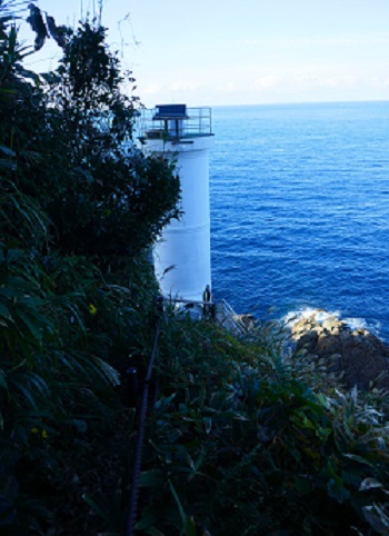 岬の端の灯台は周囲をぐるり、２７０度の展望