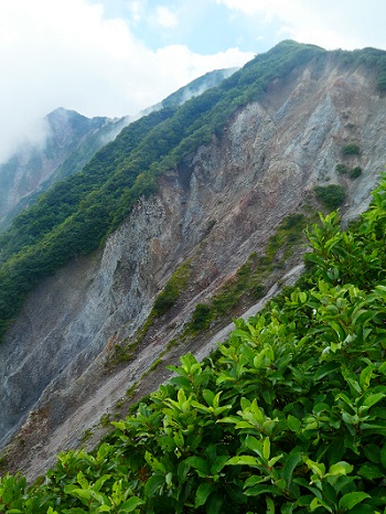 山、崩れる